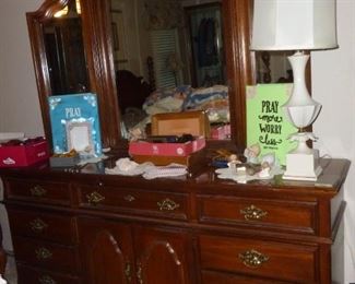 Triple dresser w/tri-fold mirror