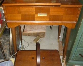 vintage sewing machine (cool case)