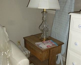 End table w/crystal lamp