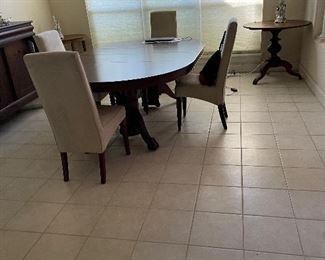 English Clawfoot dining table w/2 leaves 