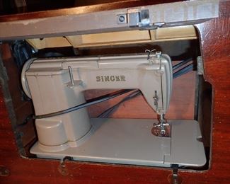 SINGER SEWING IN WOOD CASE