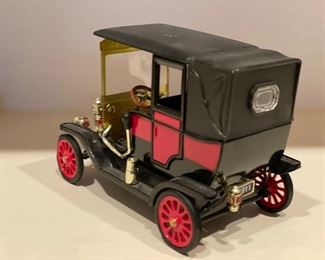 Small 1911 Model T Ford car. Photo 2 of 2. 