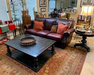 Very nice leather sofa and large coffee table
