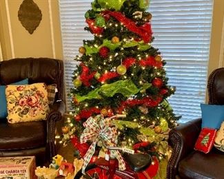 Beautiful 7ft Prelit Christmas tree includes ornaments and skirt