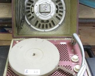 VINTAGE NEWCOMB TR-16-C RECORD PLAYER WITH SPEAKER