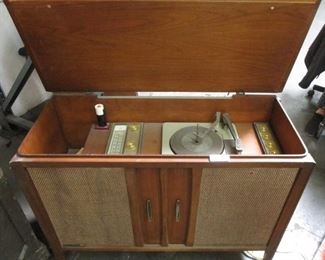 VINTAGE RCA VICTOR 3VF226X SUPERHETERODYNE CONSOLE