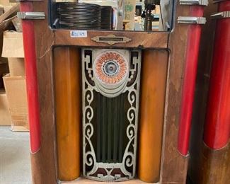VINTAGE WURLITZR MODEL 258-AM WIDE RANGE SOUND SYSTEM JUKEBOX