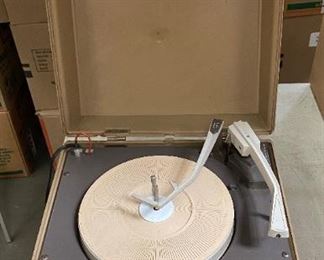 VINTAGE ADMIRAL PLAYMATE PORTABLE RECORD PLAYER