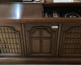 VINTAGE MAGNAVOX ASTRO-SONIC STEREO/TT/CONSOLE WITH SPEAKERS