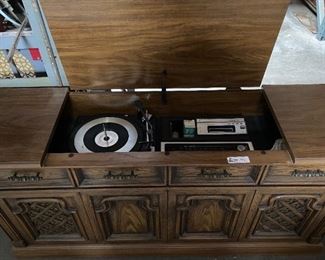 VINTAGE MAGNAVOX STEREO/TT/8 TRACK CONSOLE