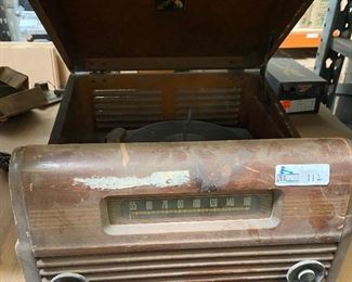 VINTAGE RCA VICTOR TABLETOP AM/TT/SYSTEM PARTS