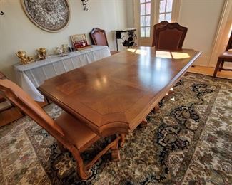 Lovely Dining Table and 8 chairs