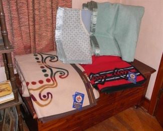 WOOL blankets vintage ( Pendleton ) Fieldcrest )