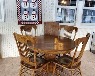 Round oak table w/ four (4) chairs and leaf