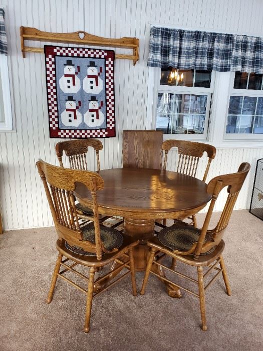 Round oak table w/ four (4) chairs and leaf