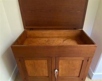 Antique wash stand in very good condition $250