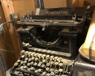 Vintage Remingtan Typewritter w Stand