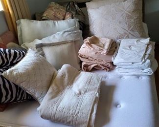 Comforters/sheets/pillows