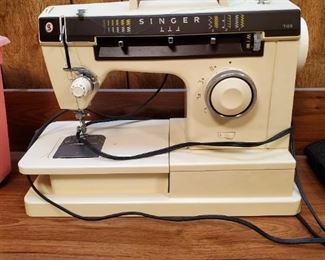 Singer 7105 zigzag Sewing machine portable