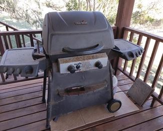 Charbroil grill with propane tank