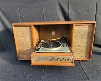 001 MCM Magnavox Record Player