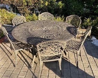 OUTDOOR WROUGHT ALUMIUM  WITH 6 CHAIRS 72IN ROUND LIKE NEW CONDITION 