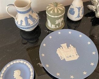 SMALL COLLECTION OF WEDGWOOD 