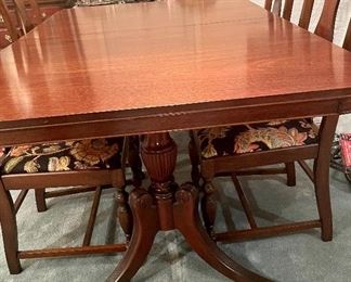 Double pedestal table with two leaves and six chairs 