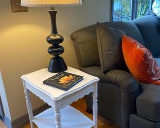002 White Distressed Side Table And Lamp