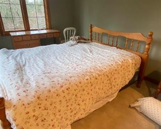 102 Wooden Spindel Headboard and Footboard