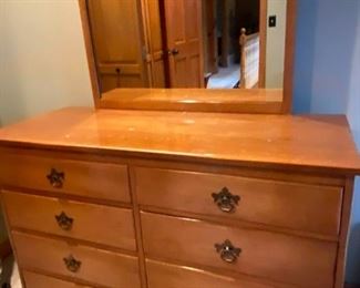 104 Kroehler Custom Crafted 8 Dwr Dresser