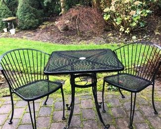 400 Metal Outdoor Table and Chairs