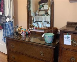 Oak 2 -drawer dresser with swivel mirror