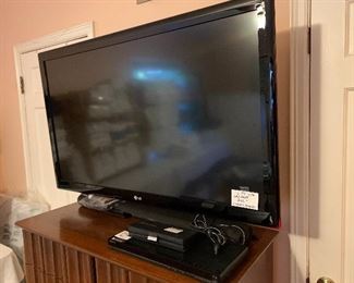 47LD650 47"  LG LCD flatscreen TV from (2010) with wall mount bracket ( buyer must have a qualified person uninstall) ALSO: Yamaha FRONT SURROUND SYSTEM ats-1060 and Sony BDP-S380 Blu-RayDisc / DVD  player with wall mount bracket ( buyer must have a qualified person uninstall) 