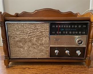Working vintage RCA Victor AM/FM radio