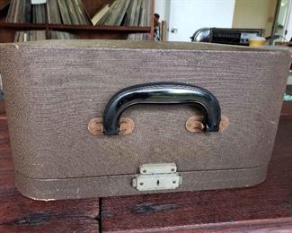 WLE196 - Vintage Remington Manual Typewriter and Case