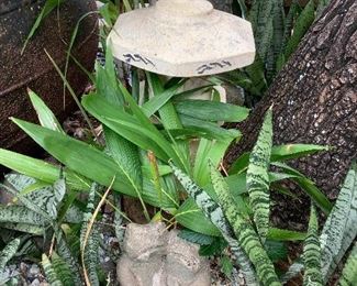 Wle235 Cement Pagoda & Pair of Frogs Lawn Decor