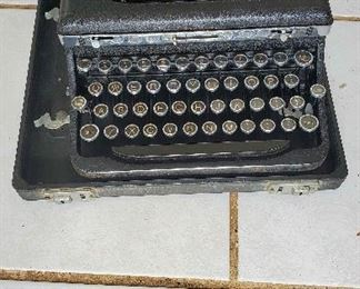 WLE272 - Vintage Royal Typewriter Deluxe with Case