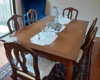Formal dining table with 6 chairs and 2 leafs plus pads