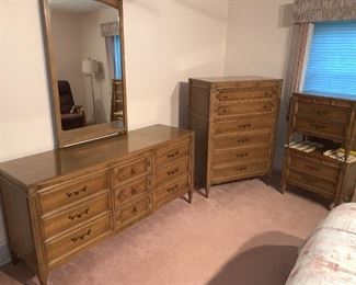 American of Martinsville USA Made 6 pc bedroom set includes queen headboard, dresser with mirror, chest of drawers, 2 night stands