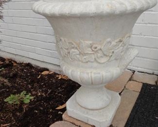 PEDESTAL POT
