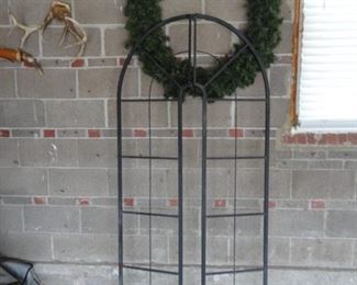 TRELLIS AND LARGE WREATH 