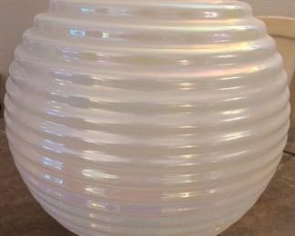 Opalescence ribbed glass ball lamp