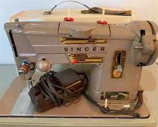 Vintage Singer Sewing Machine/Carry Case