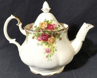 ROYAL ALBERT Never Used Porcelain Teapot, Eng
