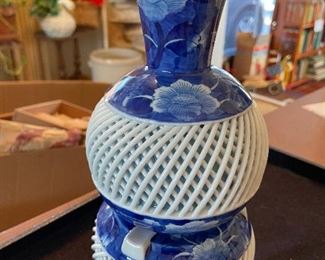 Chinese porcelain urn vase, blue and white, basket weave
