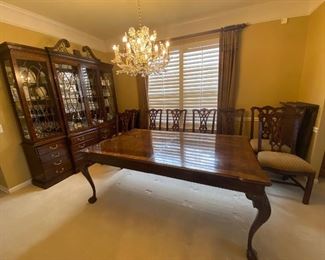 Beautiful Rittenhouse Square by Henredon Dining room set!  (8 chairs, table with 2 leaves, and china cabinet) 