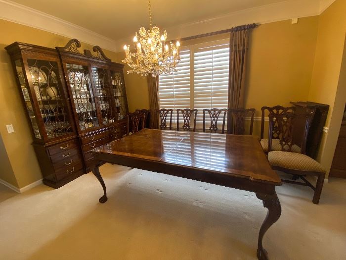 Beautiful Rittenhouse Square by Henredon Dining room set!  (8 chairs, table with 2 leaves, and china cabinet) 