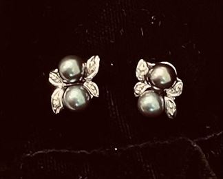 16-E26- $95 
14kt white gold black pearls earrings