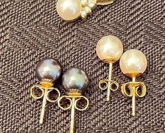 26- $95 
Lot : black pearls 14kt, white pearls 14kt earrings + pendant 10kt